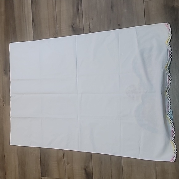 Vintage white pillowcases pink yellow seafoam green doilies embroidered accents - Picture 10 of 11